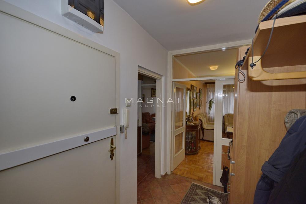 Stan na prodaju u Beogradu, Voždovac, troiposoban, 95m2, cena 270000 evra