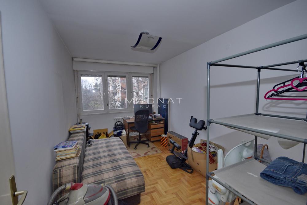 Stan na prodaju u Beogradu, Voždovac, troiposoban, 95m2, cena 270000 evra