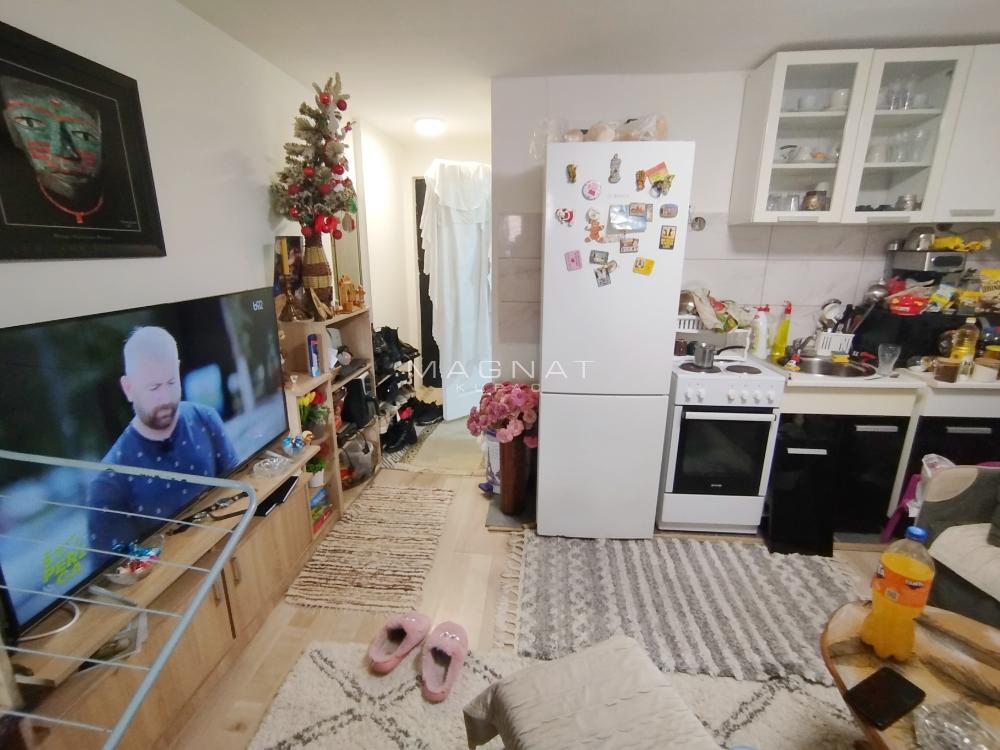 Stan na prodaju u Beogradu, Borča, jednoiposoban, 37m2, cena 63000 evra