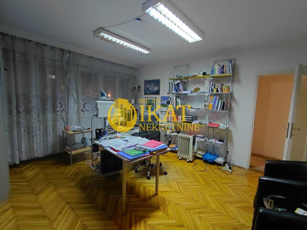 Stan na prodaju u Beogradu, Novi Beograd blok 33 (Genex kula), troiposoban, 68m2, cena 240000 evra