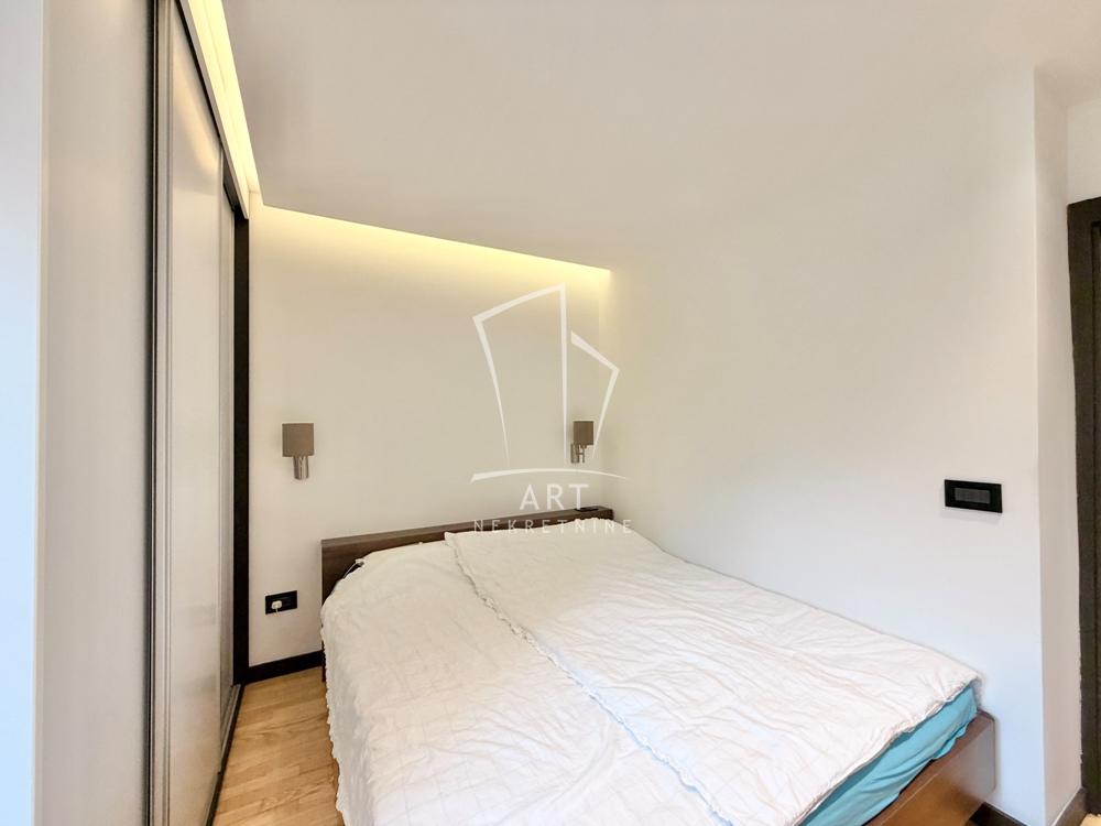 Stan na prodaju u Beogradu, Čukarica, trosoban, 70m2, cena 305000 evra