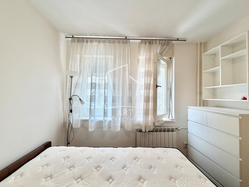 Stan na prodaju u Beogradu, Novi Beograd blok 11C (Stari Merkator), trosoban, 61m2, cena 275000 evra