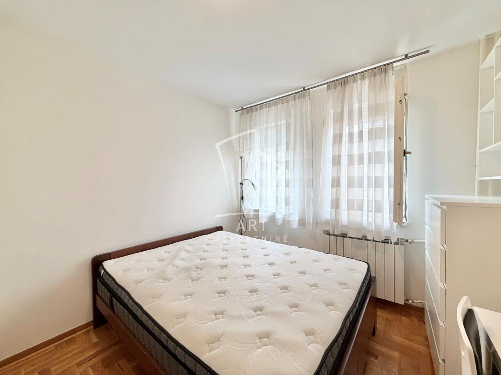 Stan na prodaju u Beogradu, Novi Beograd blok 11C (Stari Merkator), trosoban, 61m2, cena 275000 evra