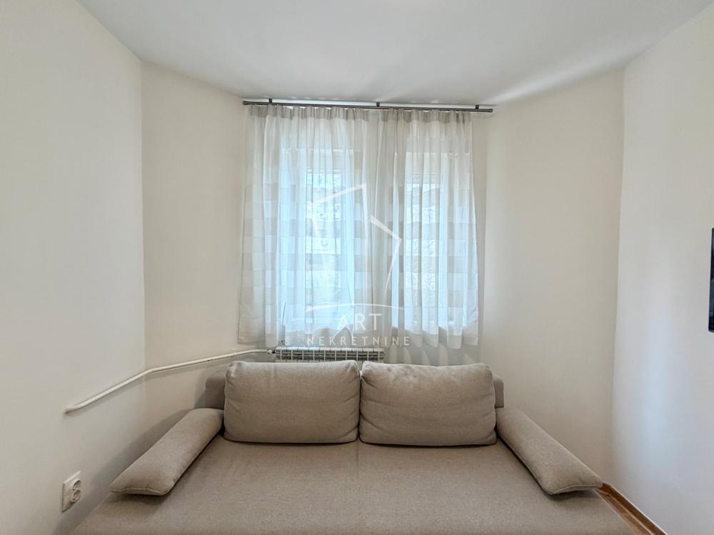 Stan na prodaju u Beogradu, Novi Beograd blok 11C (Stari Merkator), trosoban, 61m2, cena 275000 evra