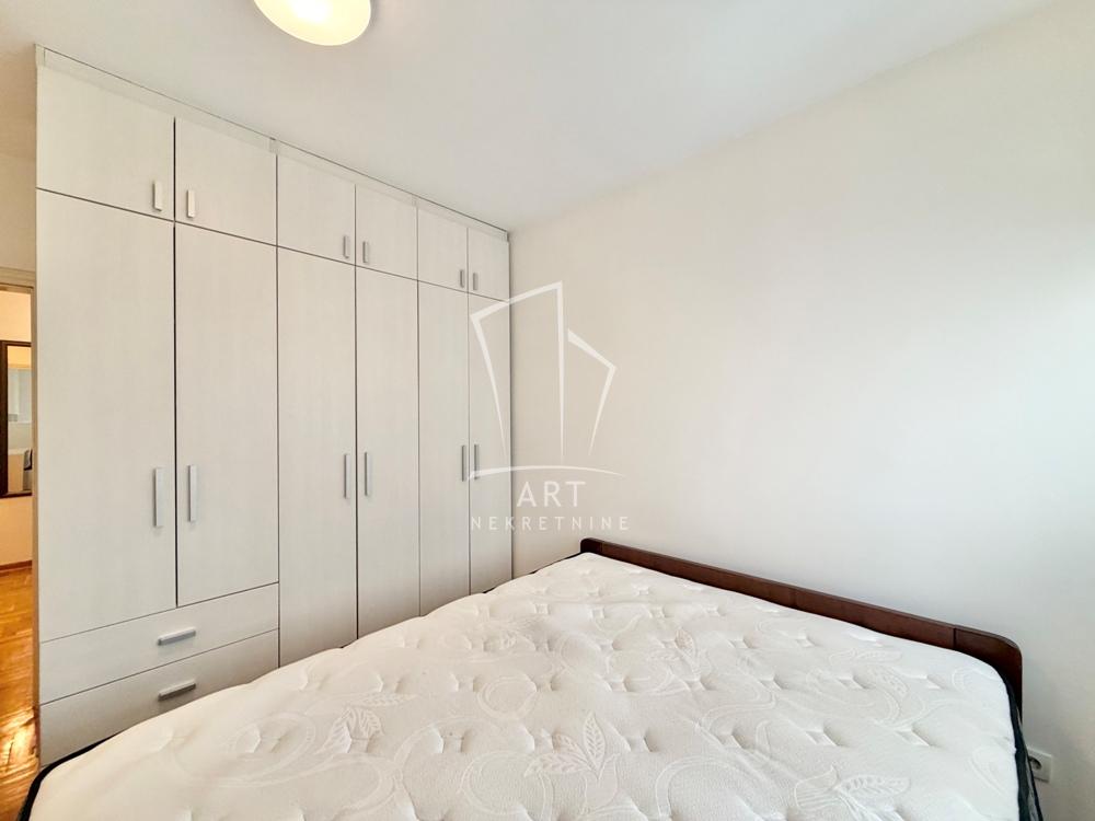 Stan na prodaju u Beogradu, Novi Beograd blok 11C (Stari Merkator), trosoban, 61m2, cena 275000 evra