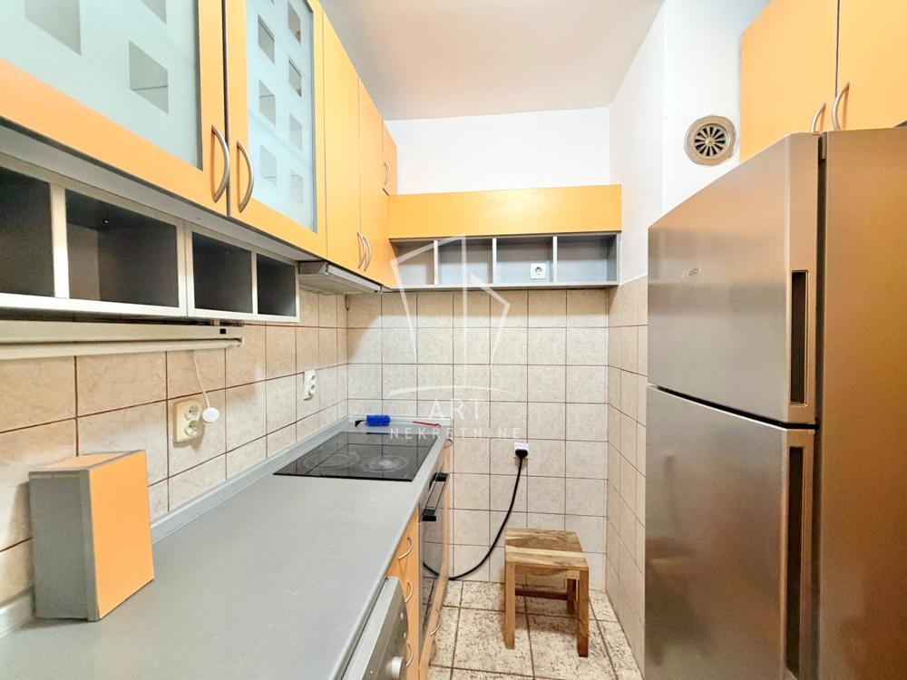 Stan na prodaju u Beogradu, Novi Beograd blok 11C (Stari Merkator), trosoban, 61m2, cena 275000 evra