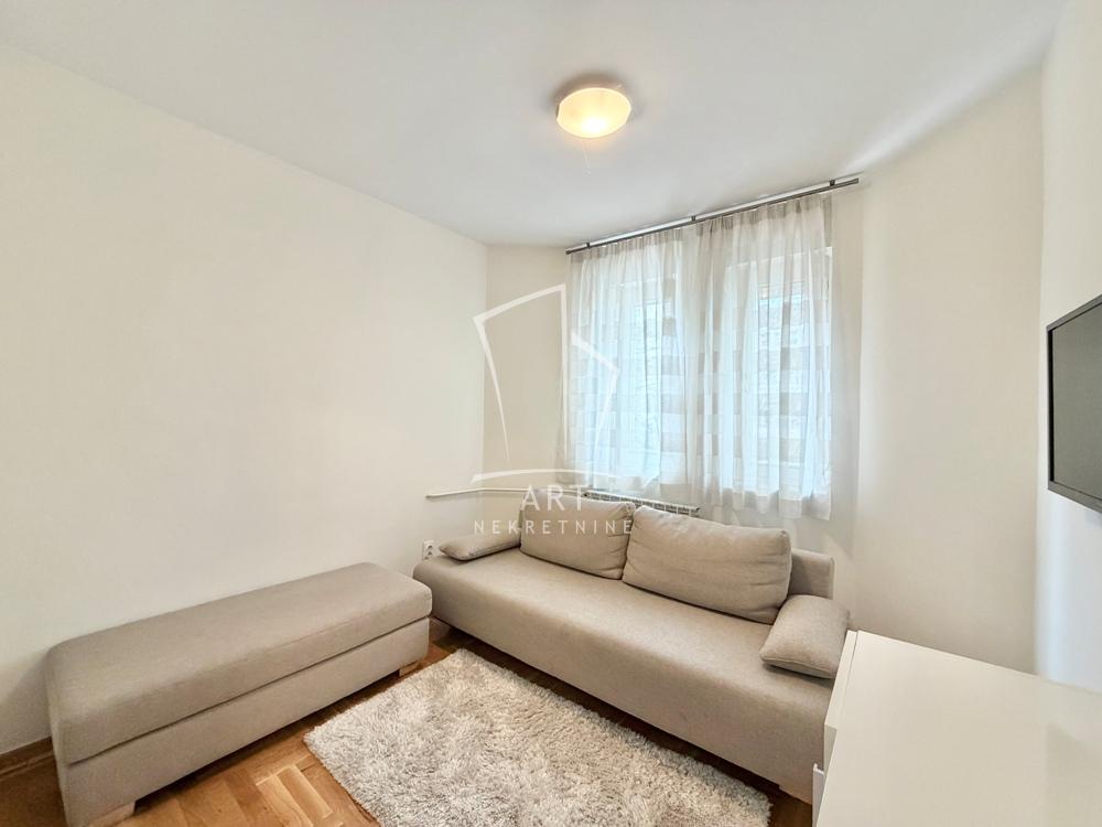 Stan na prodaju u Beogradu, Novi Beograd blok 11C (Stari Merkator), trosoban, 61m2, cena 275000 evra