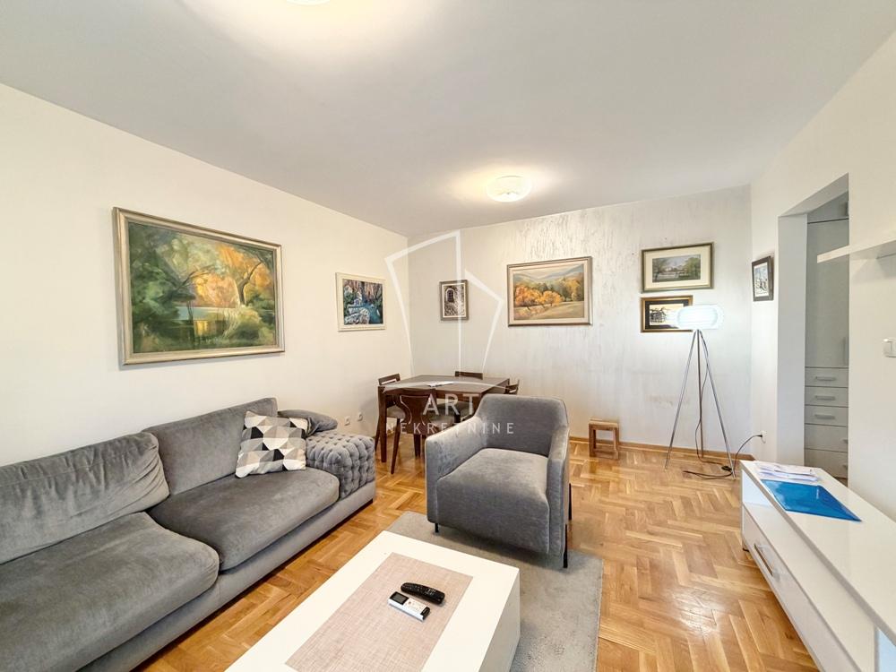 Stan na prodaju u Beogradu, Novi Beograd blok 11C (Stari Merkator), trosoban, 61m2, cena 275000 evra