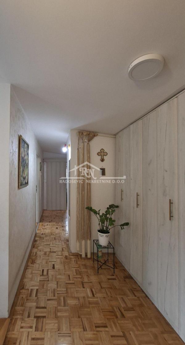 Stan na prodaju u Beogradu, Rakovica, troiposoban, 63m2, cena 171000 evra