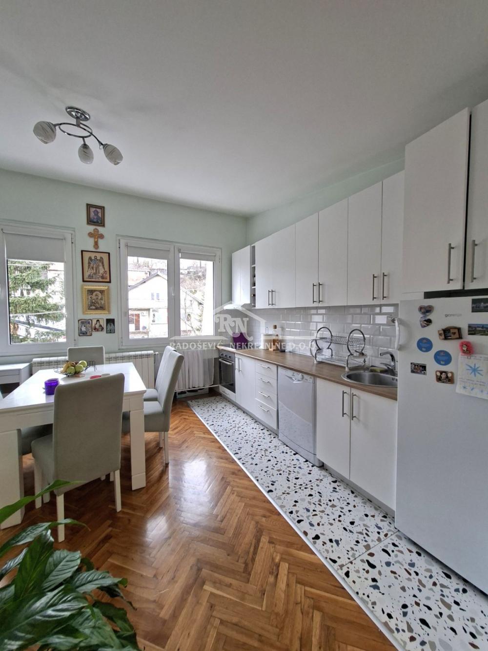 Stan na prodaju u Beogradu, Rakovica, troiposoban, 63m2, cena 171000 evra