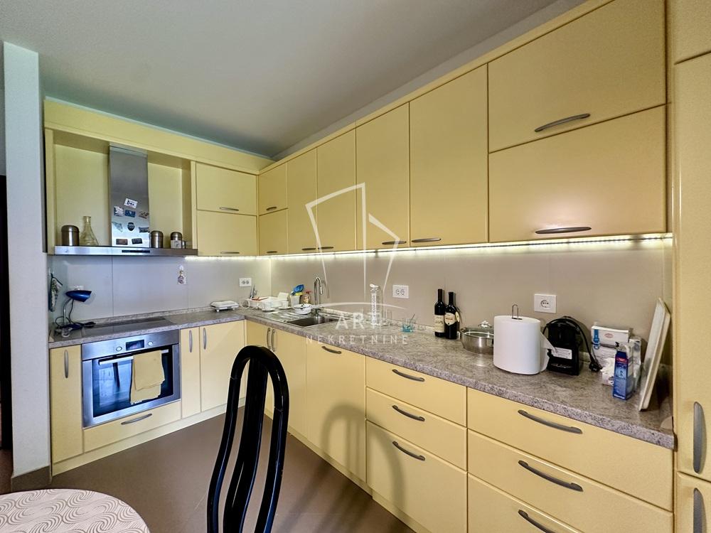 Stan na prodaju u Beogradu, Dedinje, trosoban, 98m2, cena 430000 evra