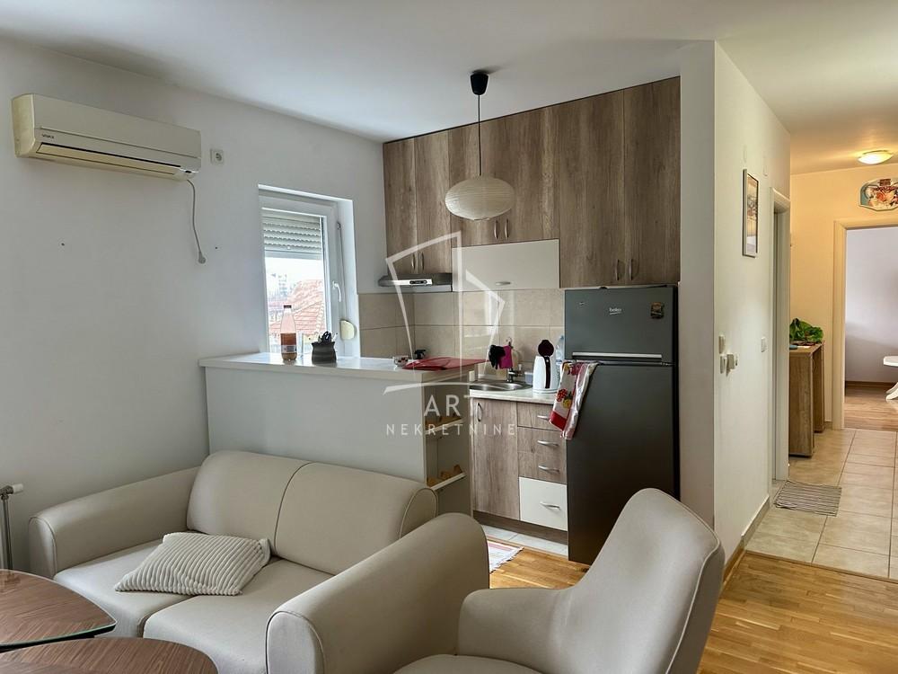 Stan na prodaju u Beogradu, Zvezdara, trosoban, 45m2, cena 136000 evra