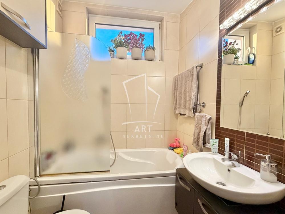 Stan na prodaju u Beogradu, Olimp, trosoban, 76m2, cena 276400 evra