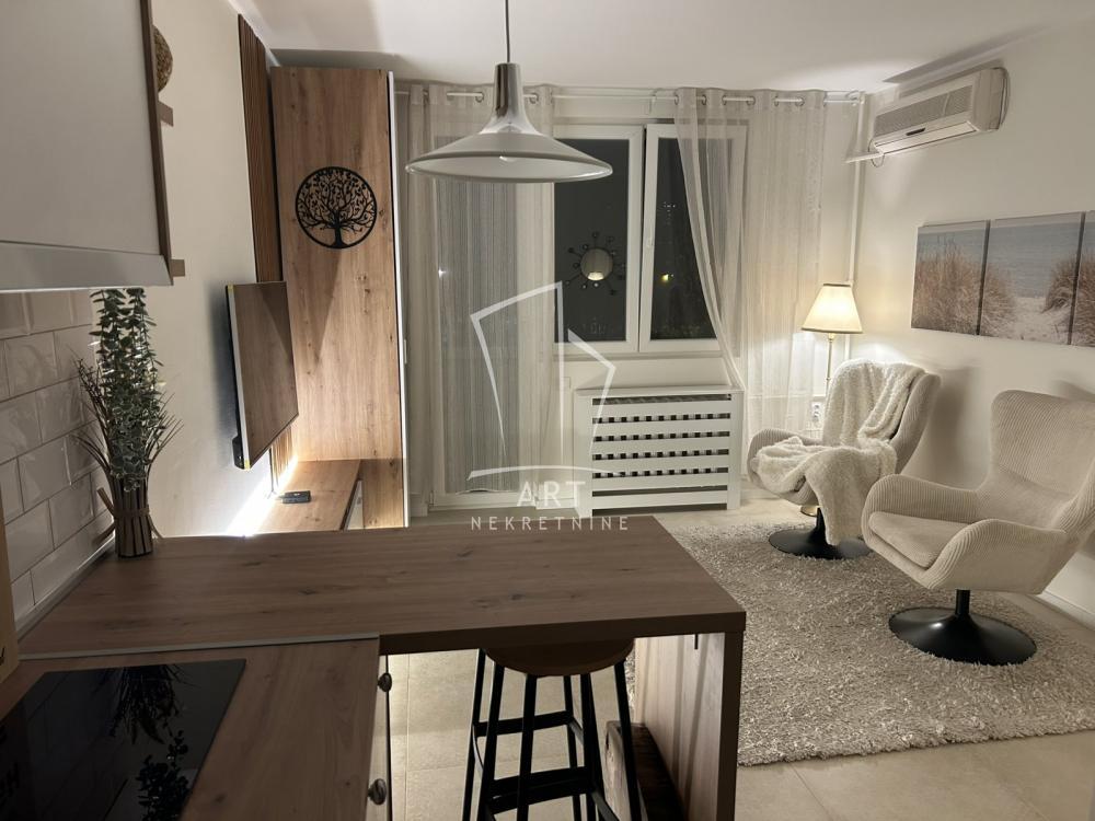 Stan na prodaju u Beogradu, Novi Beograd blok 11C (Stari Merkator), 19m2, cena 128000 evra