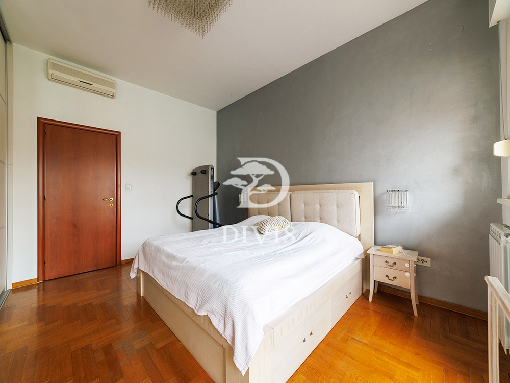 Stan na prodaju u Beogradu, Kalenić pijaca, trosoban, 102m2, cena 450000 evra