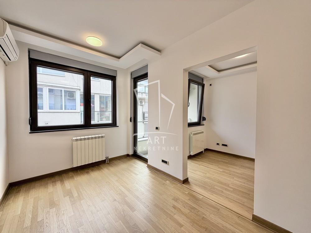 Stan na prodaju u Beogradu, Kalenić pijaca, trosoban, 91m2, cena 747000 evra