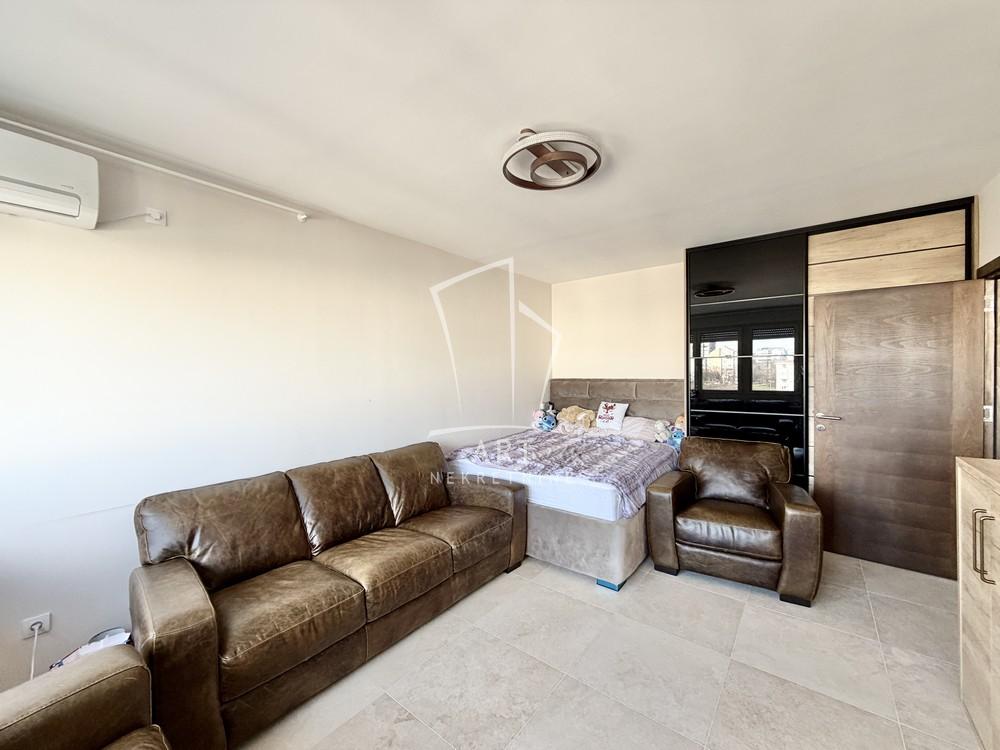 Stan na prodaju u Beogradu, Braće Jerković, trosoban, 67m2, cena 205000 evra