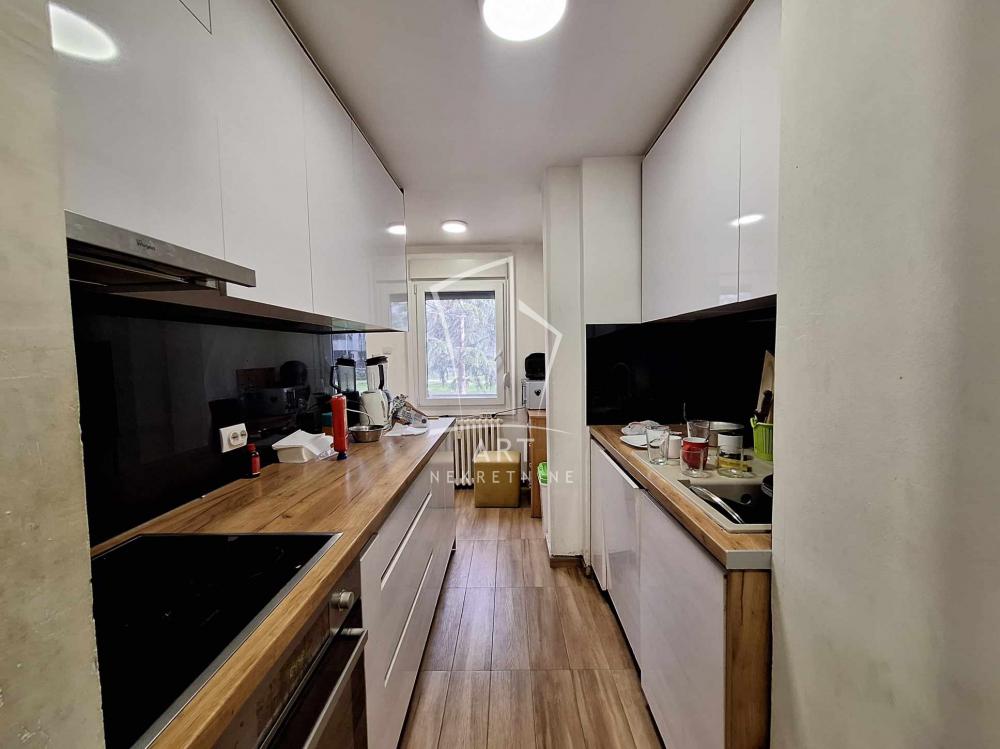 Stan na prodaju u Beogradu, Novi Beograd blok 34 (Studentski grad), troiposoban, 73m2, cena 277000 evra