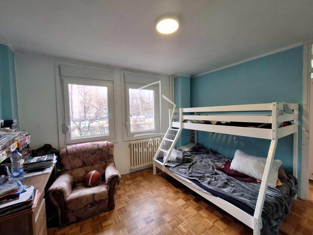 Stan na prodaju u Beogradu, Novi Beograd blok 34 (Studentski grad), troiposoban, 73m2, cena 277000 evra