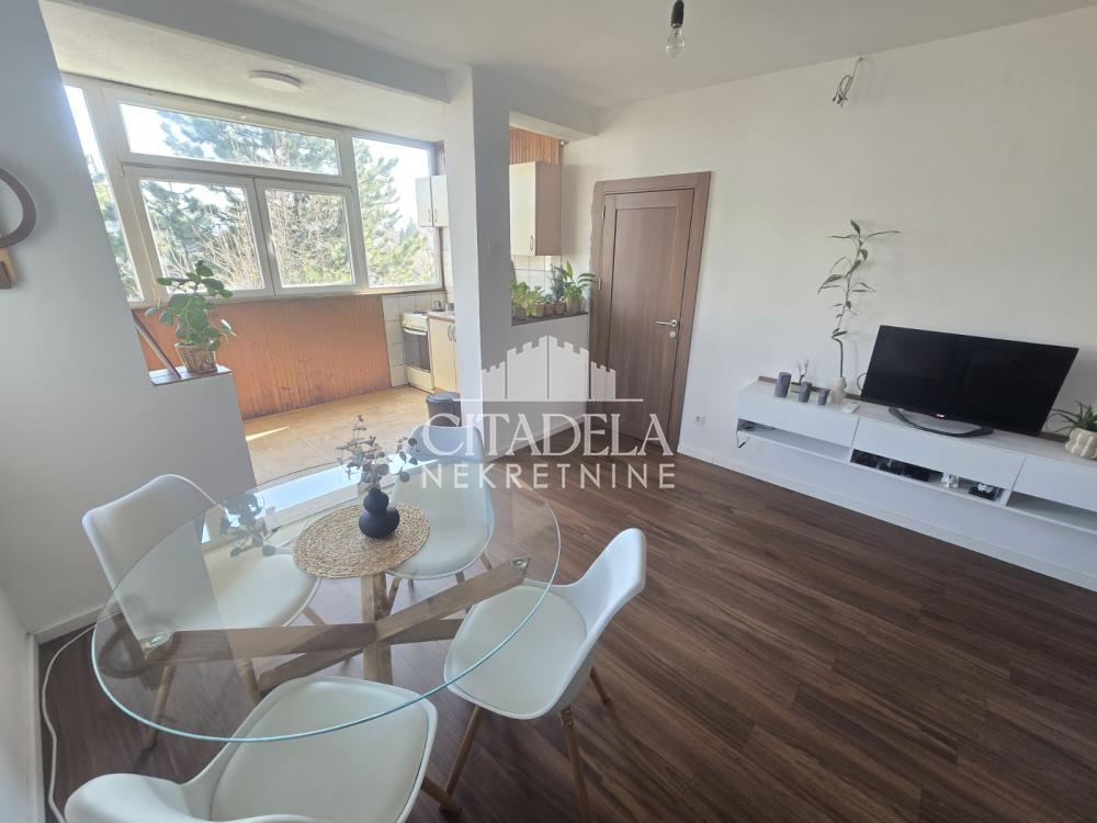 Stan na prodaju u Beogradu, Petlovo brdo, dvoiposoban, 52m2, cena 115000 evra