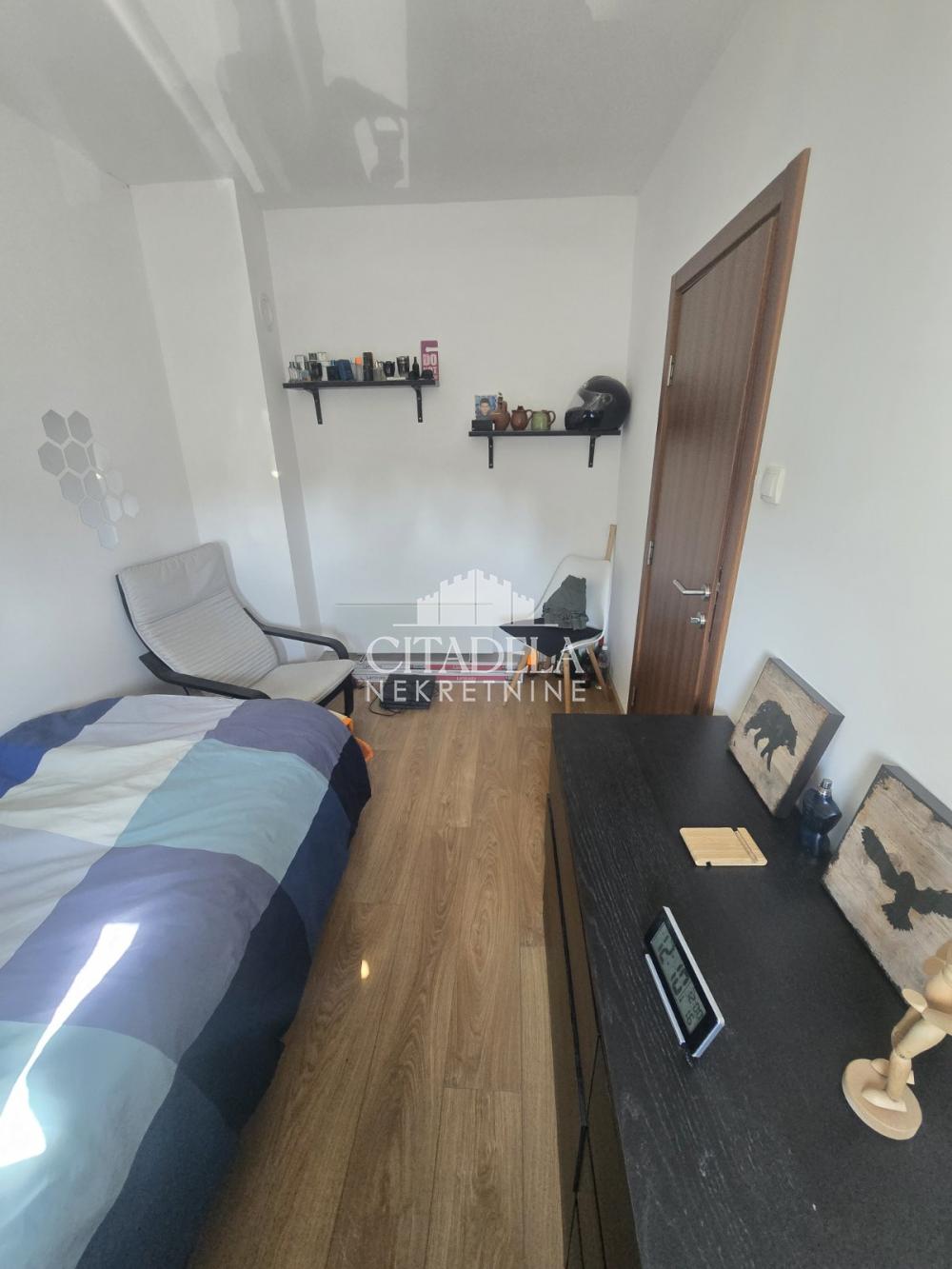 Stan na prodaju u Beogradu, Petlovo brdo, dvoiposoban, 52m2, cena 115000 evra