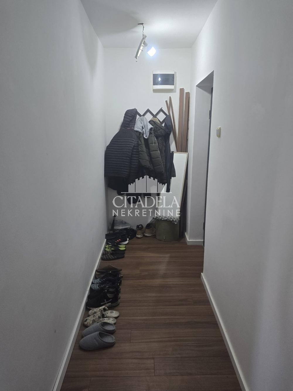 Stan na prodaju u Beogradu, Petlovo brdo, dvoiposoban, 52m2, cena 115000 evra