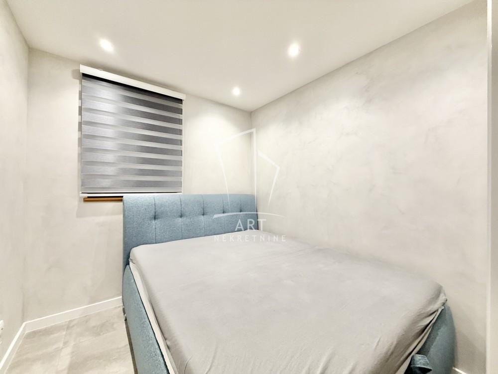 Stan na prodaju u Beogradu, Zemun, trosoban, 59m2, cena 159000 evra