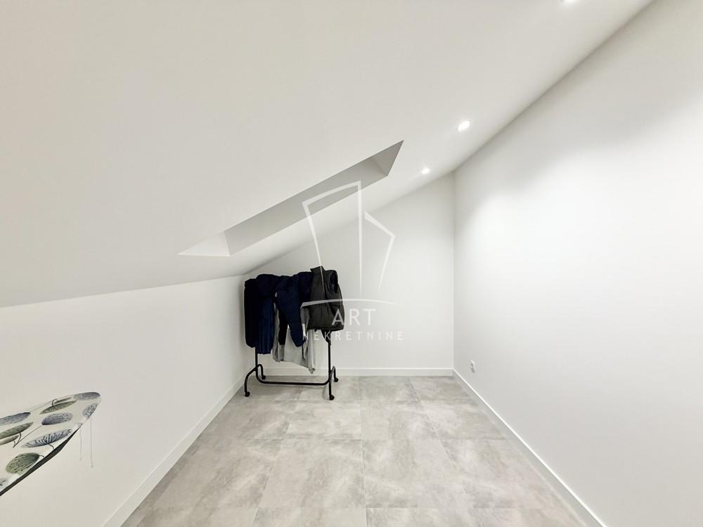 Stan na prodaju u Beogradu, Zemun, trosoban, 59m2, cena 159000 evra