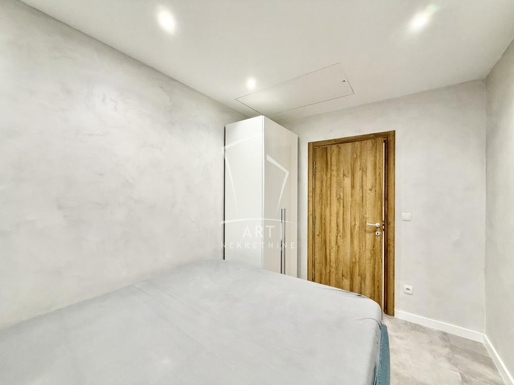 Stan na prodaju u Beogradu, Zemun, trosoban, 59m2, cena 159000 evra