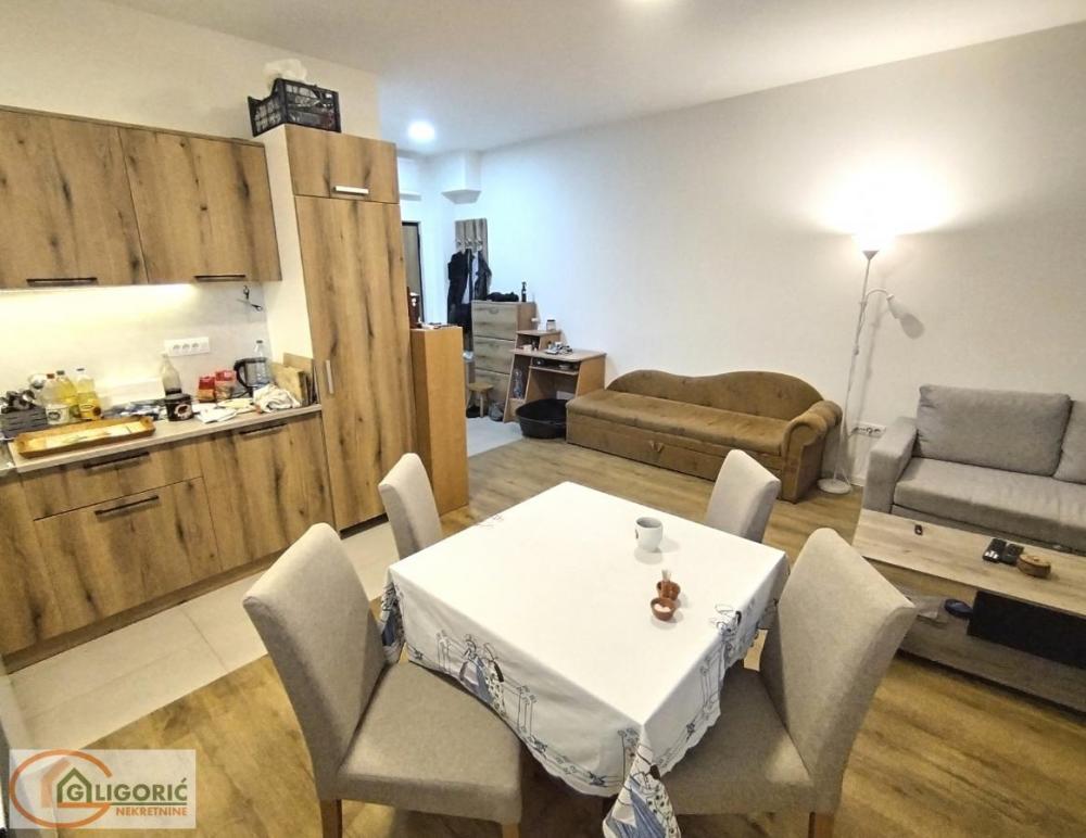 Stan na prodaju u Beogradu, Kaluđerica, jednoiposoban, 40m2, cena 68000 evra