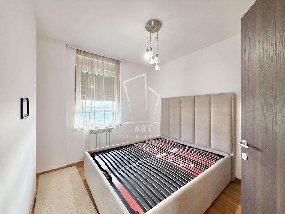 Stan na prodaju u Beogradu, Višnjička banja, trosoban, 80m2, cena 296000 evra