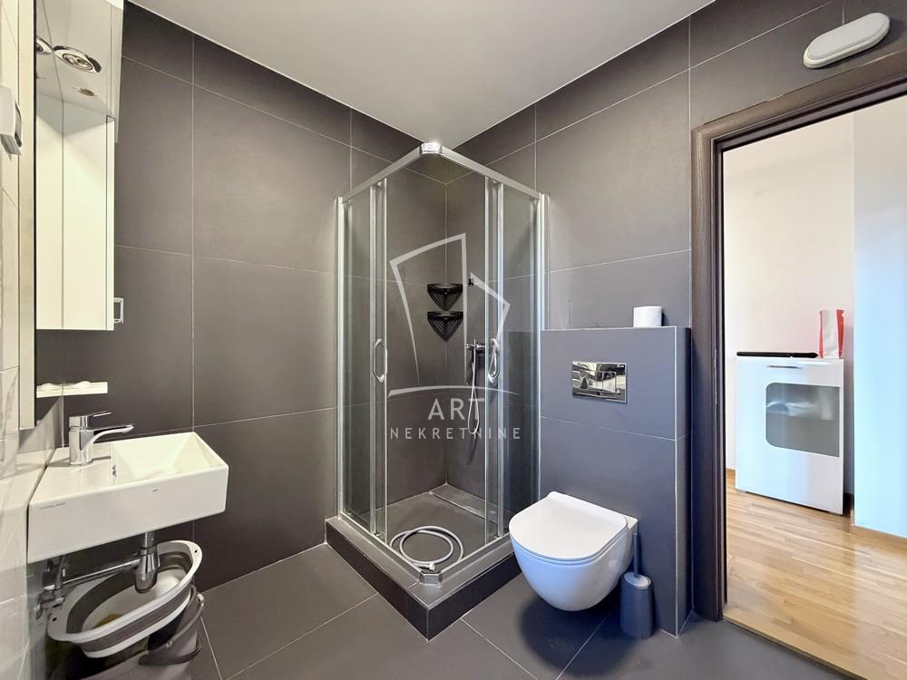 Stan na prodaju u Beogradu, Višnjička banja, trosoban, 80m2, cena 296000 evra