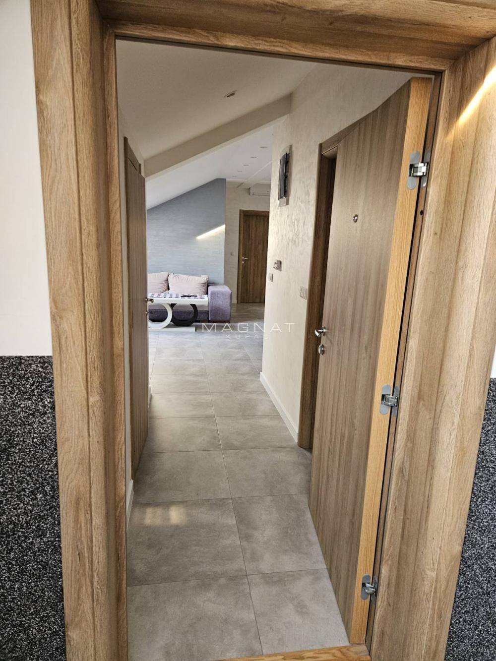 Stan na prodaju u Beogradu, Zemun, trosoban, 59m2, cena 159000 evra