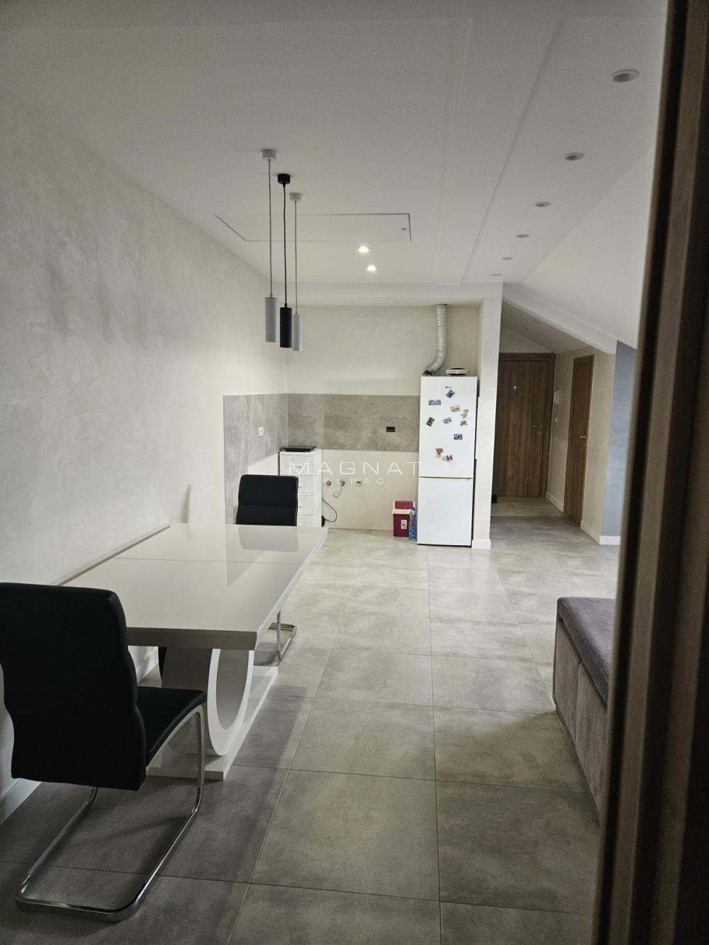 Stan na prodaju u Beogradu, Zemun, trosoban, 59m2, cena 159000 evra