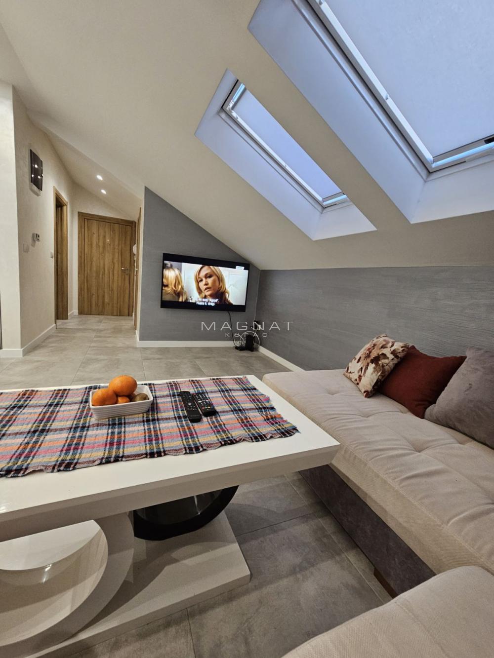 Stan na prodaju u Beogradu, Zemun, trosoban, 59m2, cena 159000 evra