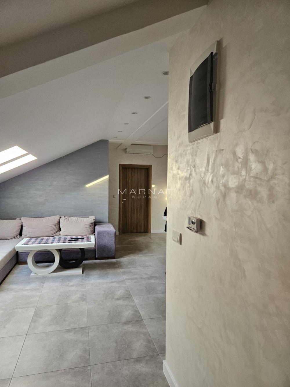 Stan na prodaju u Beogradu, Zemun, trosoban, 59m2, cena 159000 evra