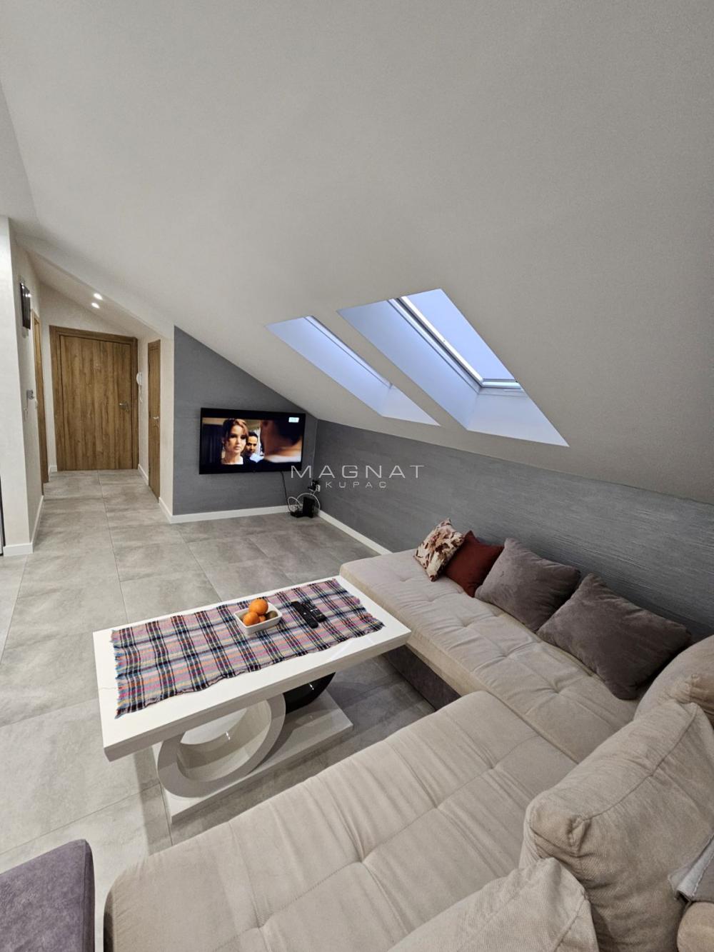 Stan na prodaju u Beogradu, Zemun, trosoban, 59m2, cena 159000 evra