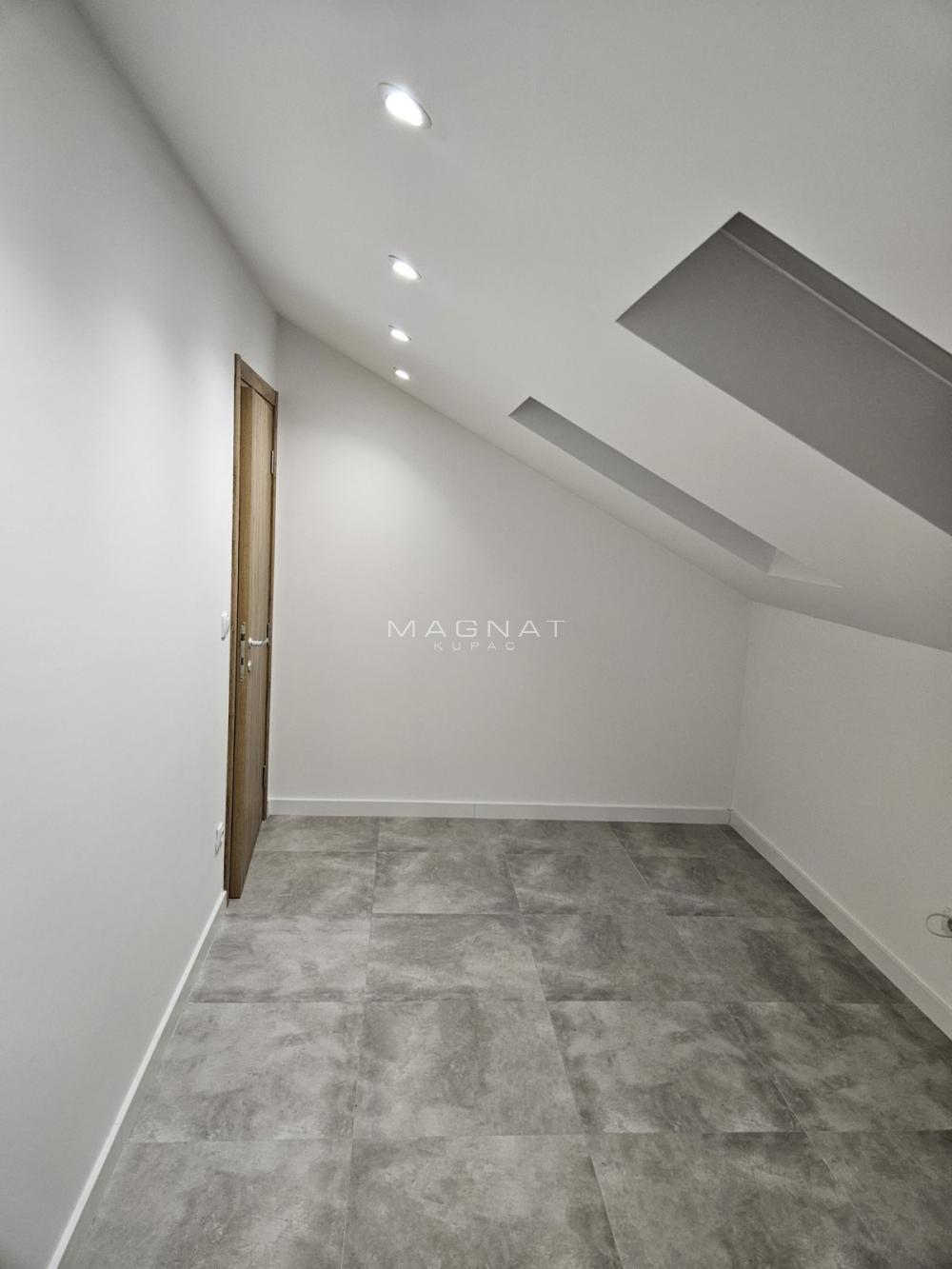 Stan na prodaju u Beogradu, Zemun, trosoban, 59m2, cena 159000 evra