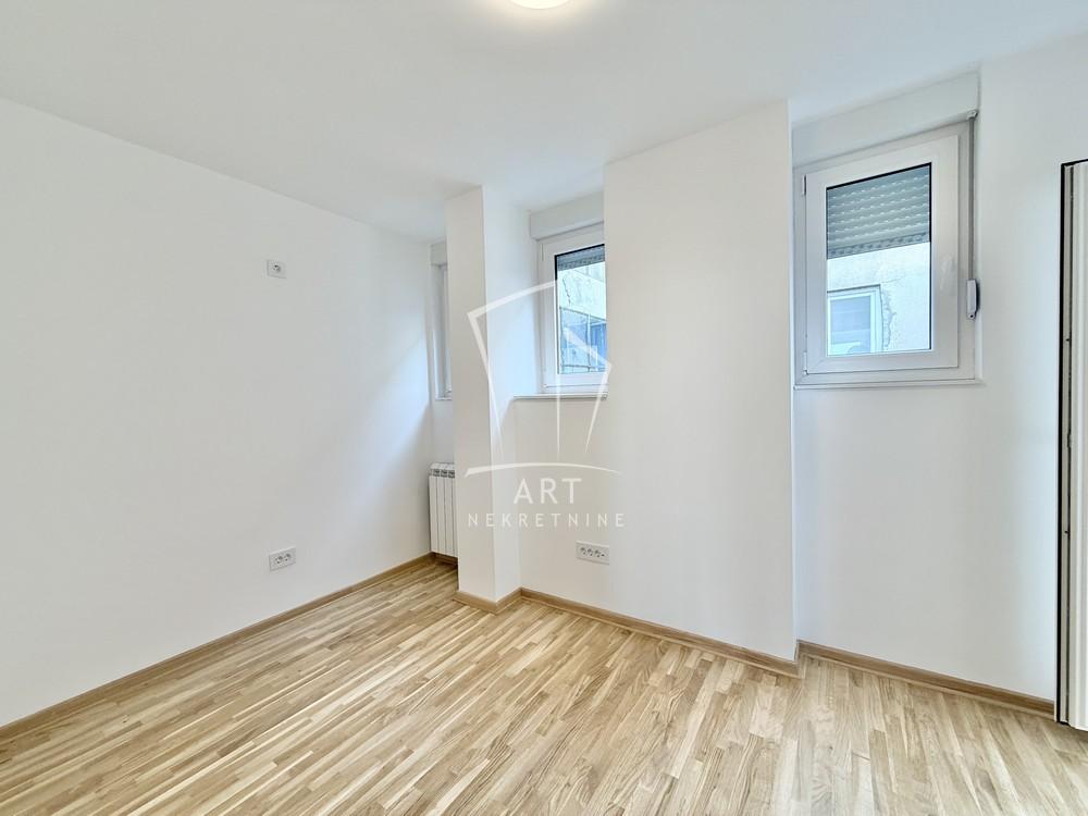 Stan na prodaju u Beogradu, Novi Beograd blok 11C (Stari Merkator), dvoiposoban, 61m2, cena 240000 evra