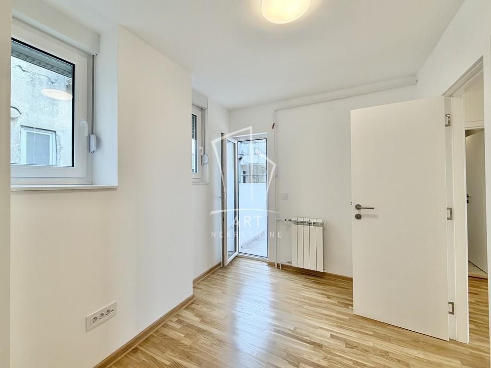 Stan na prodaju u Beogradu, Novi Beograd blok 11C (Stari Merkator), dvoiposoban, 61m2, cena 240000 evra