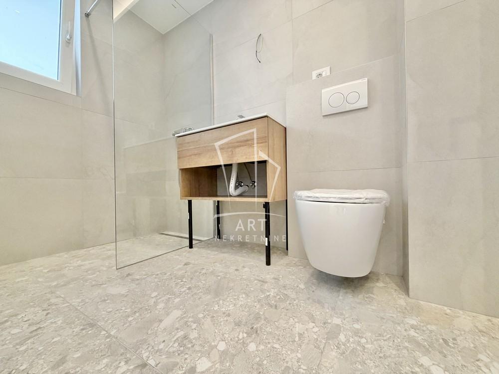 Stan na prodaju u Beogradu, Novi Beograd blok 11C (Stari Merkator), dvoiposoban, 61m2, cena 240000 evra