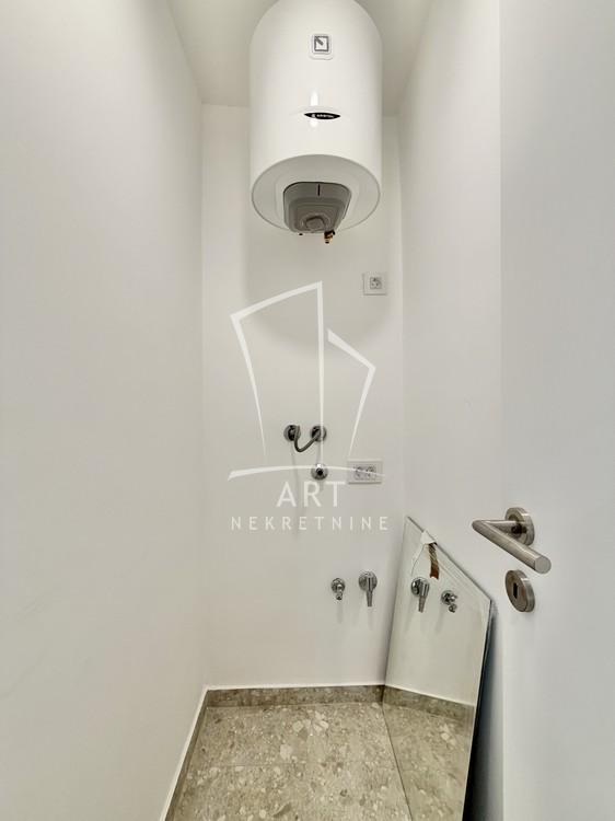 Stan na prodaju u Beogradu, Novi Beograd blok 11C (Stari Merkator), dvoiposoban, 61m2, cena 240000 evra