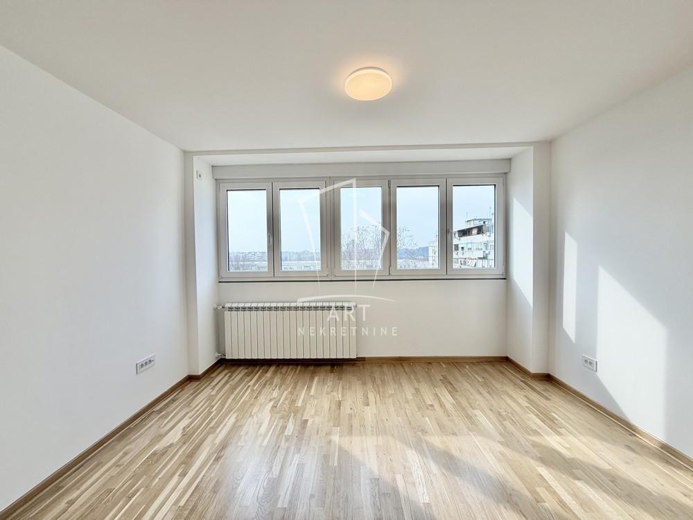 Stan na prodaju u Beogradu, Novi Beograd blok 11C (Stari Merkator), dvoiposoban, 61m2, cena 240000 evra