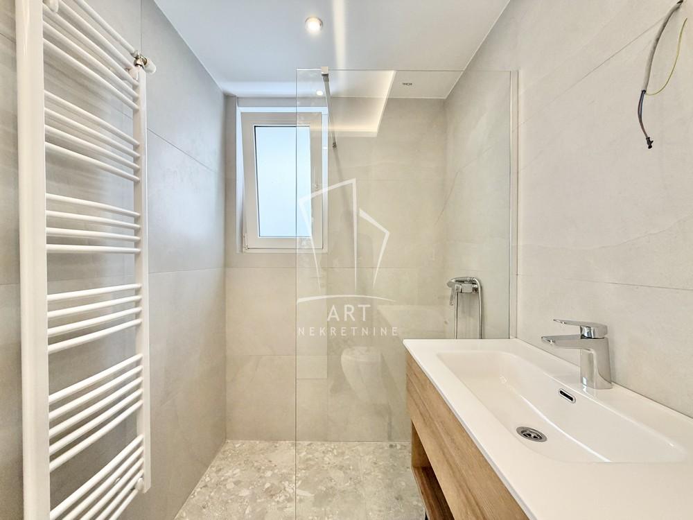 Stan na prodaju u Beogradu, Novi Beograd blok 11C (Stari Merkator), dvoiposoban, 61m2, cena 240000 evra