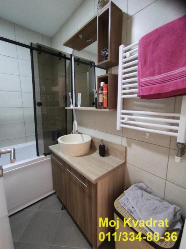 Stan na prodaju u Beogradu, Karaburma, troiposoban, 74m2, cena 305000 evra