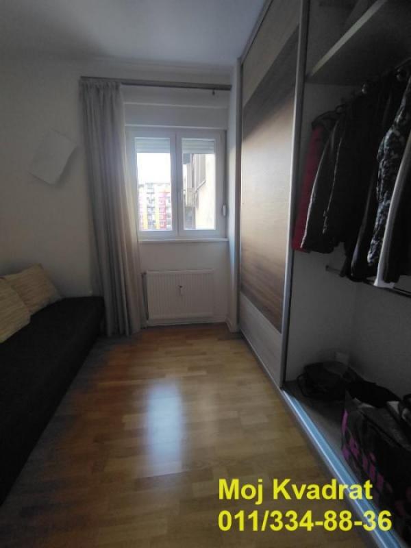 Stan na prodaju u Beogradu, Karaburma, troiposoban, 74m2, cena 305000 evra