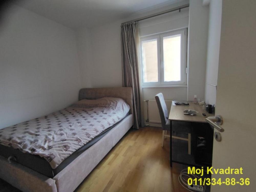 Stan na prodaju u Beogradu, Karaburma, troiposoban, 74m2, cena 305000 evra