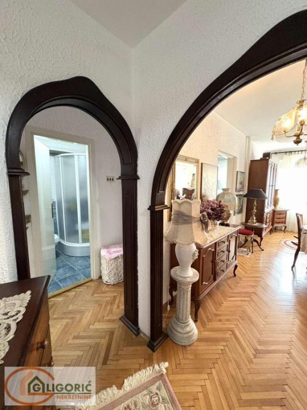 Stan na prodaju u Beogradu, Medaković 3, dvoiposoban, 80m2, cena 239000 evra