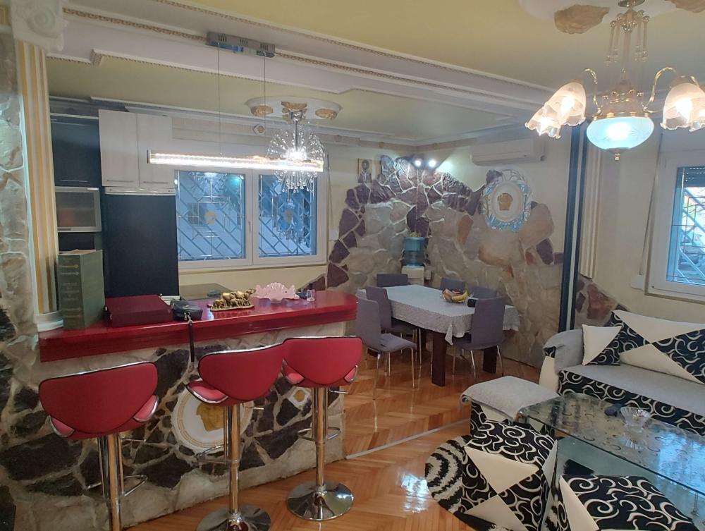 Stan na prodaju u Beogradu, Karaburma, trosoban, 57m2, cena 165000 evra