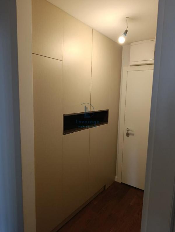 Stan na prodaju u Beogradu, Novi Beograd blok 58, cetvorosoban, 83m2, cena 390000 evra